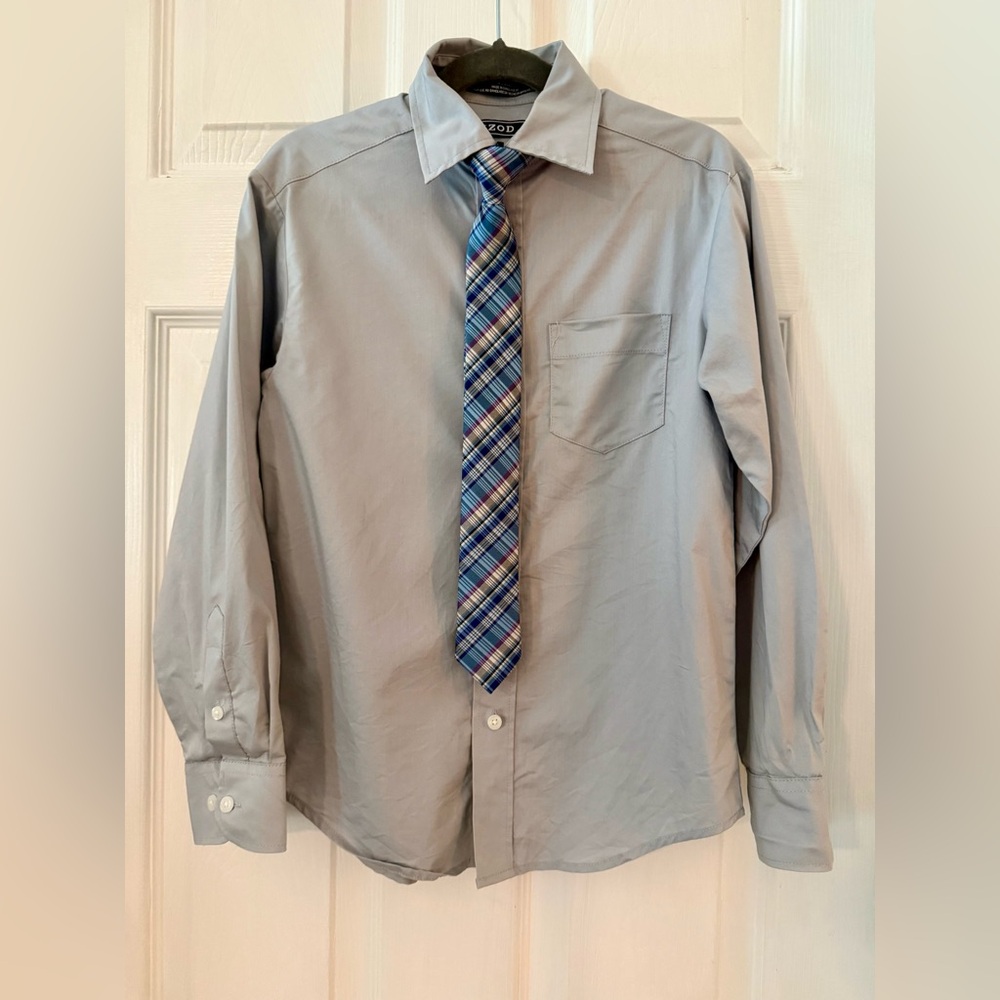 Izod Boys Small (8) Light Gray Button Down Dress Shirt with Blue Plaid Tie